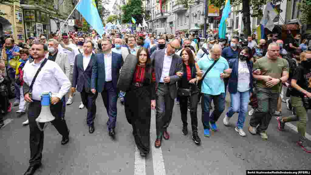 Народні депутати від партії &laquo;Європейська солідарність&raquo; під час акції на підтримку п&#39;ятого президента України Петра Порошенка. Із шиною &ndash; Софія Федина. Київ, 18 червня 2020 року