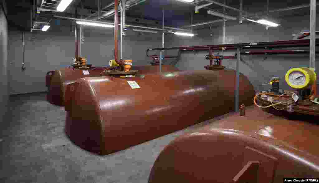 Rezervoare care alimentează cu motorină sistemele de ventilație și generatoarele electrice din interiorul unui adăpost OSM.&nbsp; În interiorul OSM nu se păstrează alimente. Filip spune că &bdquo;se așteaptă ca oamenii care vin aici în caz de urgență să își aducă propria hrană&rdquo;.