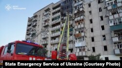 Një ndërtesë banimi e dëmtuar nga sulmet ruse në Ukrainë. Fotografi e 29 qershorit 2025.