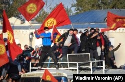 Tüntetés a parlamenti választások eredménye ellen Biskekben, 2020, október 5-én