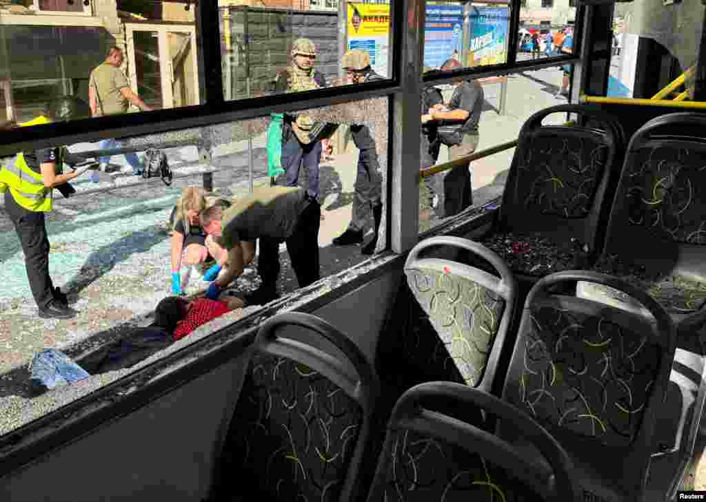 Policija pregledava tijelo žrtve ubijene tijekom napada 22. juna.