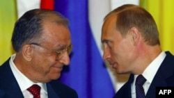 Ion Iliescu îl ascultă pe Vladimir Putin în timpul întâlnirii lor de la Kremlin, pe 4 iulie 2003. Era prima vizită a unui președinte român în Rusia după opt ani.