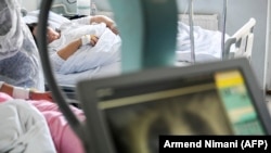 Disa pacientë duke u trajtuar pas infektimit me koronavirus.