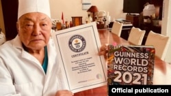 Мамбет Мамакеев Гиннестин рекорддор китебинин диплому менен. (архив)