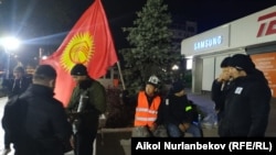 Бишкек. Волонтеры в составе народных дружин.