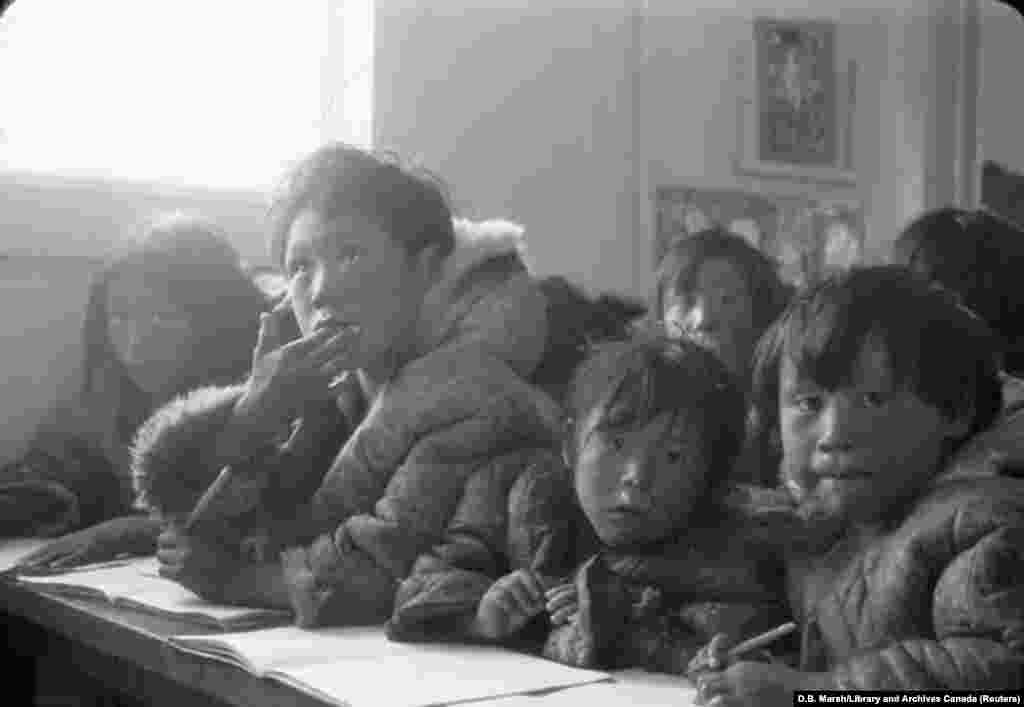 Eszkimó gyermekek egy bentlakásos iskolában, Nunavutban.&nbsp; A kamloopsi eset után az őslakosok kampányt indítottak, hogy az állam fésülje át minden egyes bentlakásos iskola udvarát - hasonló tömegsírok után kutatva.