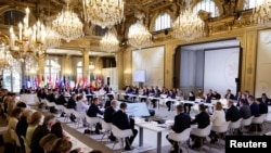 Европейские лидеры и официальные лица принимают участие во встрече по укреплению безопасности Украины в Елисейском дворце в Париже, Франция, 27 марта 2025 года