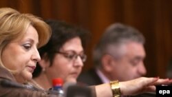 Slavica Đukić Dejanović tokom jedne od intervencija u raspravi poslanika Skupštine Srbije, 2010.