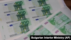 Prema procjenama Hrvatske narodne banke iz listopada 2022., hrvatski građani u komercijalnim bankama sada drže oko 35 milijardi eura, a banke daju kamatu od 0,05 do 0,5 posto na oročenje. U Vladi vjeruju da će kamata od 3 posto ili više na ove obveznice biti primamljiva