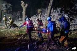 Спасение людей из разрушенного российским ударом жилого дома в Киеве. Ночь на 24 апреля 2025 года