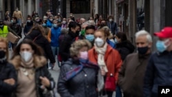 Njerëz me maska në një rrugë të Madridit.