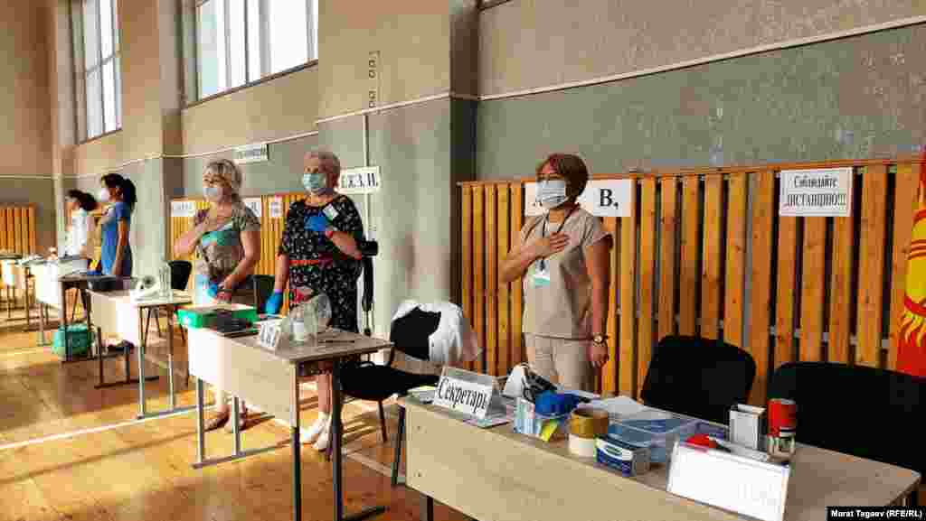 Во время открытия одного из избирательных участков в Бишкеке.