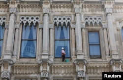 Перед самими переговорами України й Росії 2 червня 2025 року вікна палацу Джераган в Стамбулі на Босфорі помили