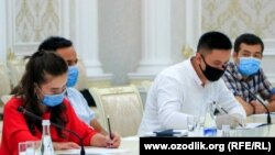 20 июля на брифинге в здании администрации Андижанской области участвовали более двадцати журналистов. 