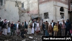 Люди збираються на місці авіакатастрофи поблизу комплексу Міністерства оборони Ємену в Сані, 11 листопада 2017 року
