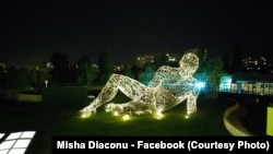 Misha Diaconu a realizat un personaj uriaș de metal în ParkLake, București.