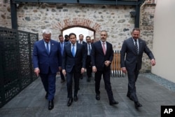 Зліва направо: міністр закордонних справ України Андрій Сибіга, держсекретар США Марко Рубіо, міністр закордонних справ Туреччини Хакан Фідан та керівник Офісу президента України Андрій Єрмак прибувають до палацу Долмабахче в Стамбулі,16 травня 2025 року.