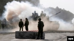 Сколько еще дней продлятся военные маневры в Южной Осетии и, соответственно, сколько еще времени остается у официального Тбилиси, чтобы обозначить свою позицию, – неизвестно