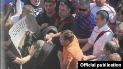 Голова партії ВО «Свобода» Олег Тягнибок (ліворуч) під час сутичок біля Верховної Ради у Києві. 31 серпня 2015 року