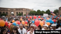 Демонстранти на площі Республіки, Єреван, 8 травня 2018 року