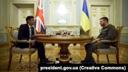 Kryeministri britanik, Rishi Sunak (majtas) dhe presidenti ukrainas, Volodymyr Zelensky në Kiev. Fotografi nga arkivi.