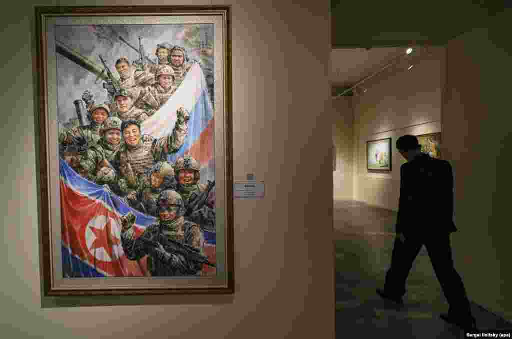 Ця картина під назвою «В одному окопі» зображає солдатів північнокорейських і російських військ.Пропагандистська виставка «Країна великого народу» про Північну Корею проходить у Всеросійському музеї декоративного мистецтва в Москві