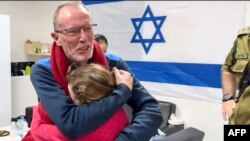 Барымтадан юошотулган израилдик 9 жаштагы кыз атасы менен. 26-ноябрь 2023-жыл. Израиль армиясынын видеосунан алынган сүрөт