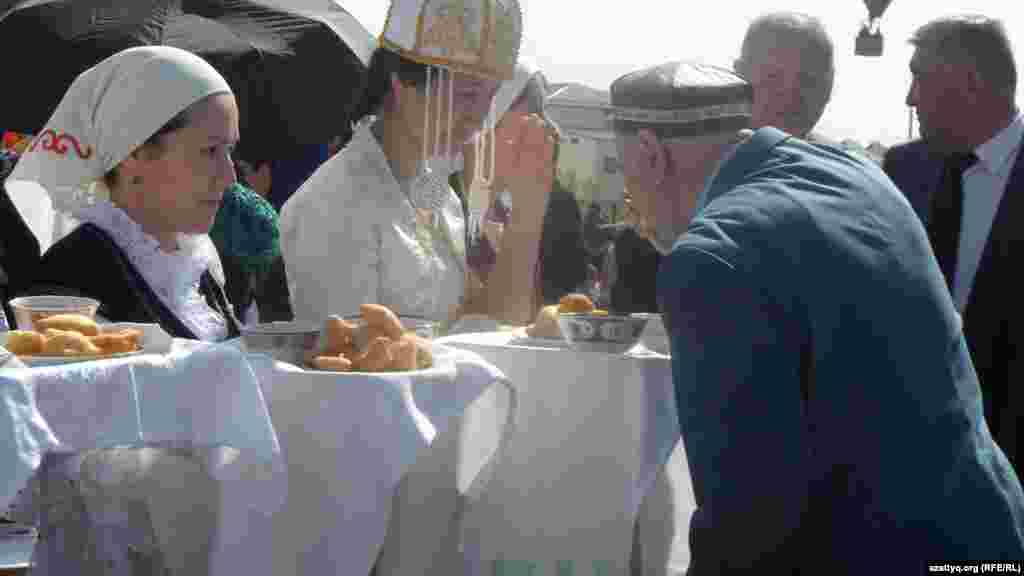 Гости пробуют традиционное блюдо Наурыз-коже.&nbsp;