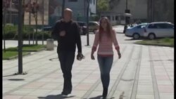 Ester na sunčanoj strani ulice