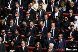 Prințul William al Marii Britanii, cancelarul german Olaf Scholtz și Regele Abdullah al Iordaniei participă la funeraliile Papei Francisc, 26 aprilie 2025.