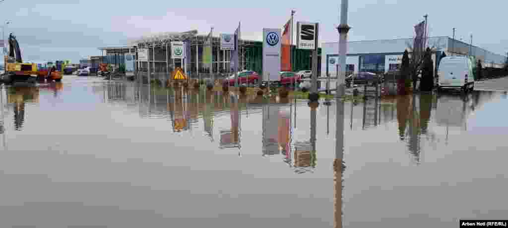 Egy helyi autókereskedés jelenleg megközelíthetetlen - minden irányból víz veszi körül.