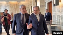 Ирандын тышкы иштер министри Аббас Аракчи (оңдо) италиялык кесиптеши Антонио Таяни менен. 19-апрель, 2025-жыл. Рим 