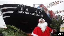 Европейский Санта ездит не на тройке лошадей, как "Дед Мороз", а на северных оленях... а иногда и на кораблях плавает. "Он не спит в Рождественскую ночь. Подарки детям раздает... Земля-то огромная"