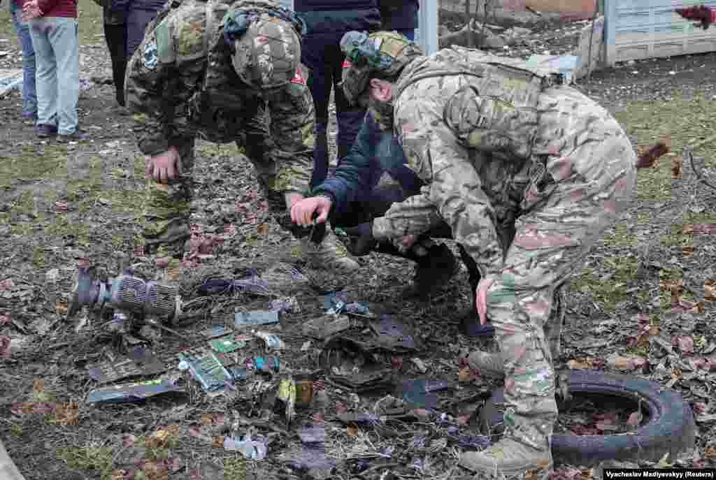 Сапери оглядають уламки безпілотника на місці атаки у Харкові