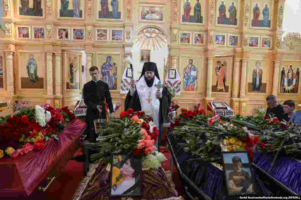 Наталії Гайовій було 47 років. Жінка працювала вихователькою дошкільної групи у Іванковичівському ліцеї. Синам Наталії Роману і Владиславу було 17 і 22 роки. Брату Олександру – 44 роки