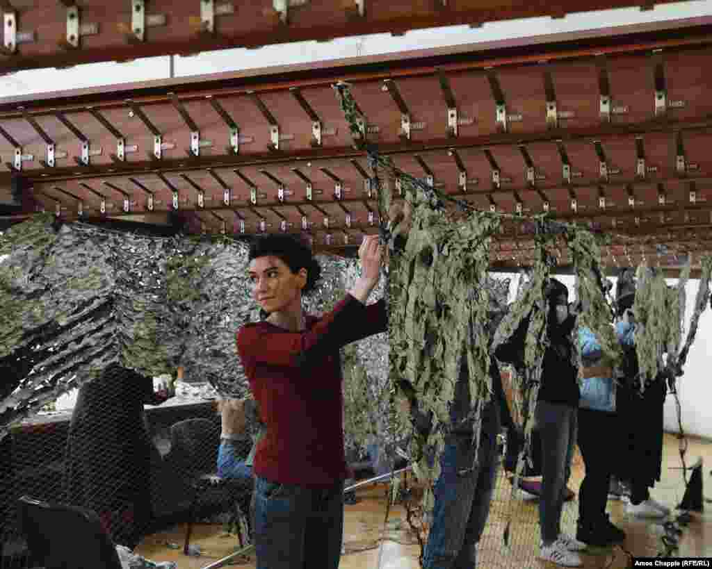 Єва Геворгян, контрабасистка Вірменської національної філармонії, є однією з кількох елітних музикантів, які зараз займаються волонтерством в тій самій будівлі, в якій зазвичай проводять концерти. Геворгян сказала Радіо Свобода, що на фронті була терміново потрібна маскувальна сітка. &laquo;Це недешево, і [Вірменія] не має так багато&nbsp;грошей&raquo;, &ndash; каже вона. &nbsp;