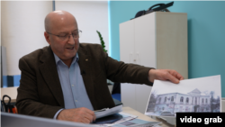 Різа Шевкієв показує фото колишньої будівлі Меджлісу кримськотатарського народу в Сімферополі