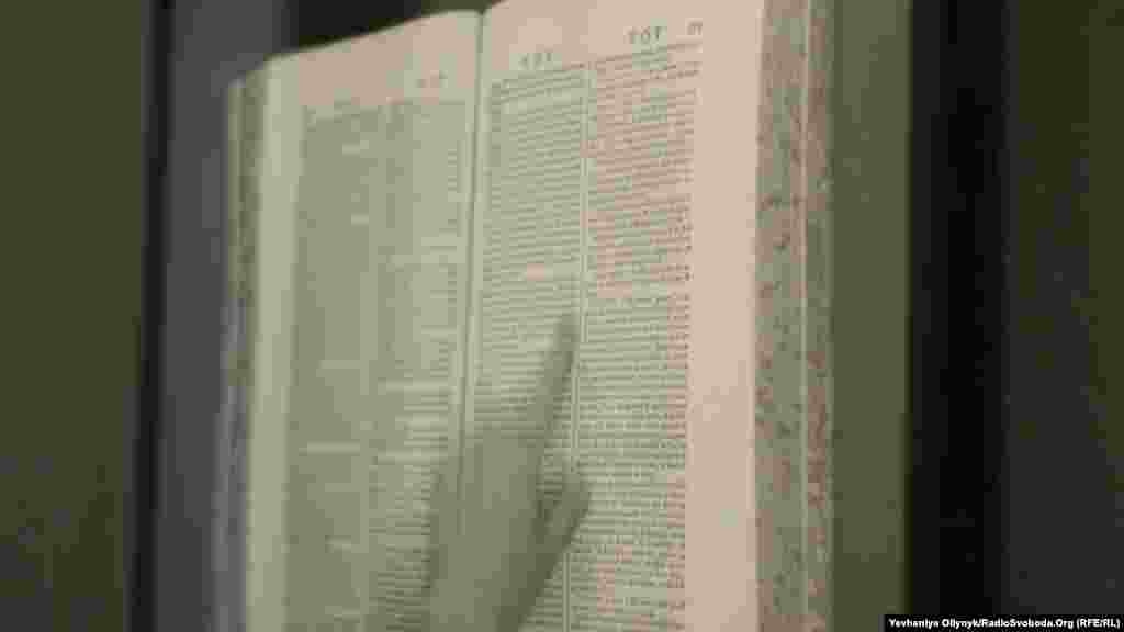 Арнас Анскайтіс, &laquo;Мандрівник&raquo;. Розворот &laquo;Енциклопедії, або Систематичного словника наук, мистецтв та ремесел&raquo;. У цьому розділі зазначається, що &laquo;мандрівником є той, хто мандрує з різних причин та інколи пише про свої мандри, але саме тому оповіді мандрівників не є вірогідними&raquo;.