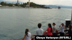 Съемочная группа проекта "Искатели" исследовала морское дно в разных местах, под толстым слоем ила искали постройки Диоскуриады, но исследователей постигло разочарование