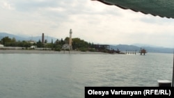 Дело в том, что здесь, на Маякском мысу, происходит резкий перепад глубин