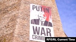 У 2023 і 2024 році на плакаті на стіні музею було зображено закривавлене обличчя Володимира Путіна з написом англійською «Путін – воєнний злочинець»