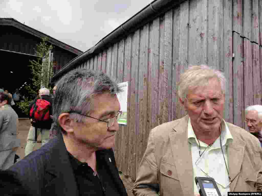 Фермер Ханс Цоллманн мен Германия қазағы Сүлеймен Шатқам қымызмұрындықта. 15 мамыр. 2011