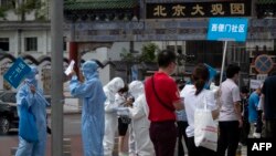 Калктан тест алып жаткан медкызматкерлер. Бээжин. 1-июнь, 2020-жыл. 