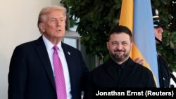 Президент США Дональд Трамп вітає президента України Володимира Зеленського в Білому домі у Вашингтоні, округ Колумбія, США, 17 жовтня 2025 року