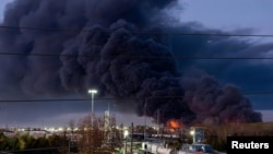 Дым над аэропортом Луисвилля после падения самолета, 4 ноября 2025 года.