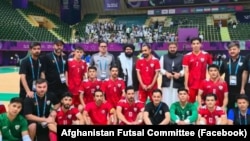 اعضای تیم ملی فوتسال افغانستان و همراه با مقامات حکومت طالبان پس از تساوی با ایران 
