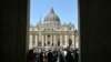 <p>Набргу откако се прошири веста за смртта на папата, пред базиликата Свети Петар почнаа да се собираат верници, туристи и претставници на медиумите.