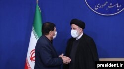 با توجه به فقدان تجربه مدیریت اجرایی در رئیسی، عملاً معاون اولش محمد مخبر دزفولی مدیریت قوه مجریه را در دست دارد.