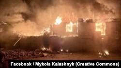 Пожежа, що вникла внаслідок влучення на Київщині під час російської повітряної атаки. 4 липня 2025 року.