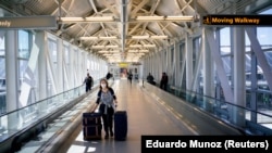 Жінка в масці в аеропорту Джона Кеннеді в Нью-Йорку. 5 березня 2020 року (ілюстраційне фото) 